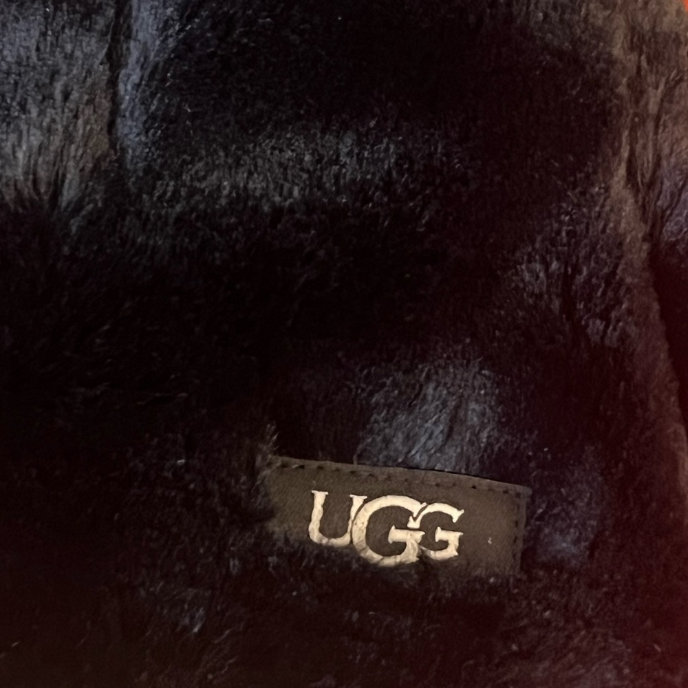 UGG NWT Soft and Adorable Kid's Faux Fur Pom Pom Beanie in Black, SZ 4-6 Unisex - Picture 9 of 10